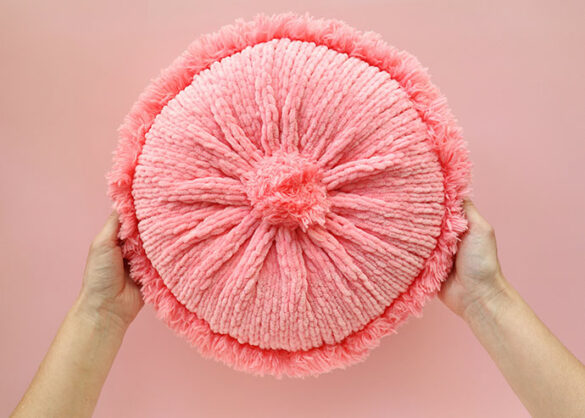 Bring Back the Nostalgic Charm of the ’50s with this Retro-Style Round Pillow Knitting Pattern!