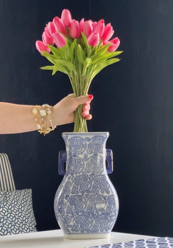 How to Arrange Tulips In a Vase